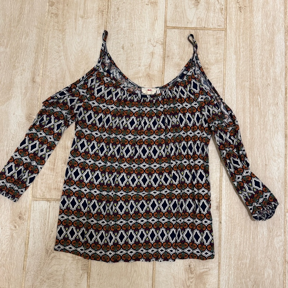 Cold Shoulder/Off-the-Shoulder Pattern Top